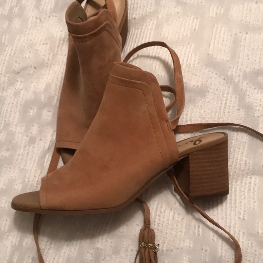 Sam Edelman Sampson tan slides w/tie up & tassels